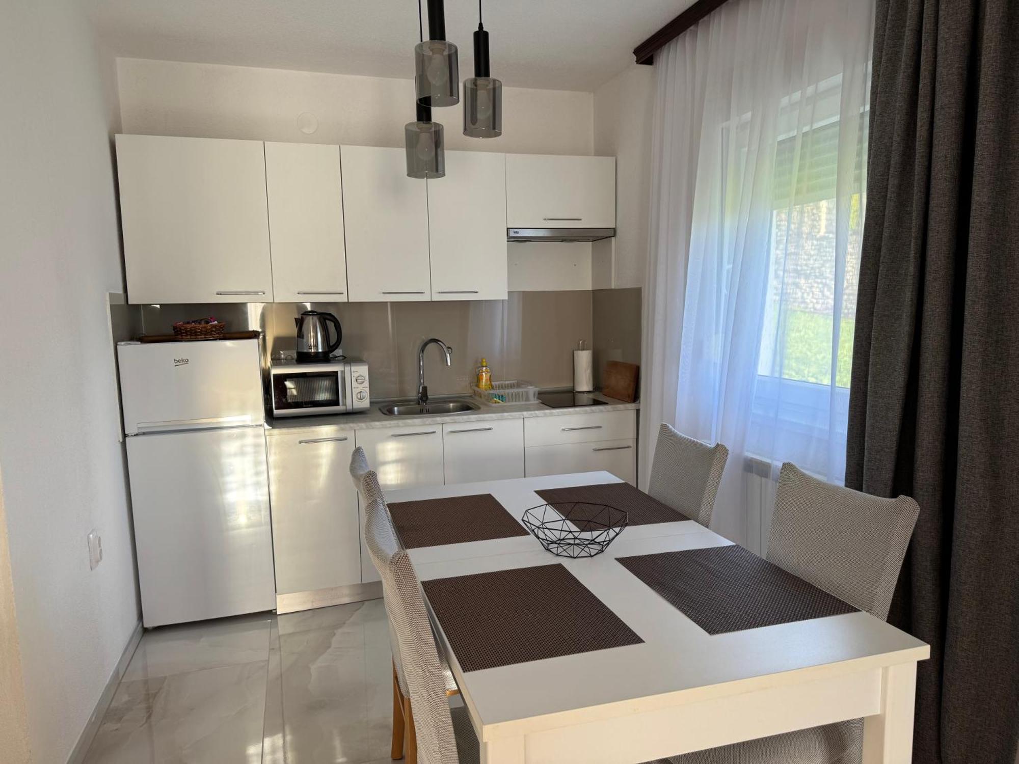 Apartman Rukavina Licko Petrovo Selo Exterior foto